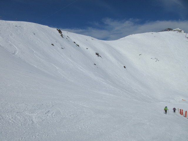 Abfahrt Damen, rechts im Hintergrund die Bergstation der 147-FUL Olympia (2.334 m)