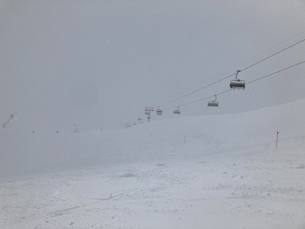 Die Bodensicht war schon morgens immer wieder gut, wie hier an der KSB Lavoz. Am Pistenrand war es in der Regel unverspurt und super zu fahren!