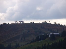 Im Vordergrund, die Bergstation Köglbahn - Ellmau, dahinter der Eiberg mit den beiden fixen 4 SB rechts, und der Neuen Bahn links