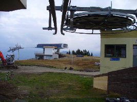 unverkennbar, die Seilscheibe der linken Eibergbahn, dahinter die Neue Bahn
