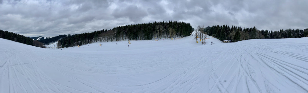 Blick auf die blaue Abfahrt vom Bremberg - links die Talstation vom BBX und rechts der (geschlossene) SL Bremberglift