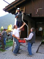 Betriebsleiter Gion Petschen und seine Leute demontieren den ersten Sessel kurz nach 17 Uhr