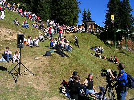 Volksfeststimmung während der Versteigerung der Sessel - so viele Leute hatte es wohl noch nie da oben