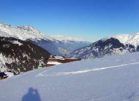 Bergstation mit der Kabine, Blick Surselva-abwärts Richtung Chur