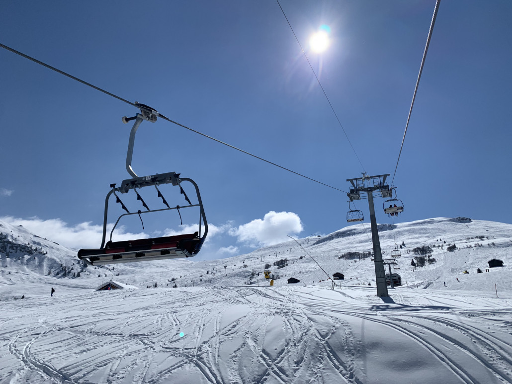 Mitte März steht die Sonne bereits hoch, sodass auch die vielen Nordhänge ordentlich beschienen werden.