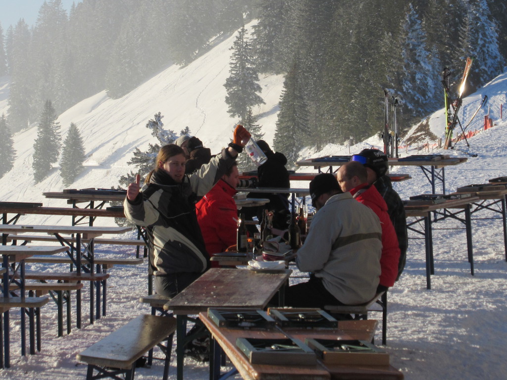 Die abendlichs Schnapsrunde bei Adi. Auch legendär die Frage vom Nachbartisch ob die Bahn noch fahre, man hätte zwei Anfänger dabei für die, die Talbafahrt nicht machbar wäre. Es war bereits eine Stunde nach Betriebsschluss