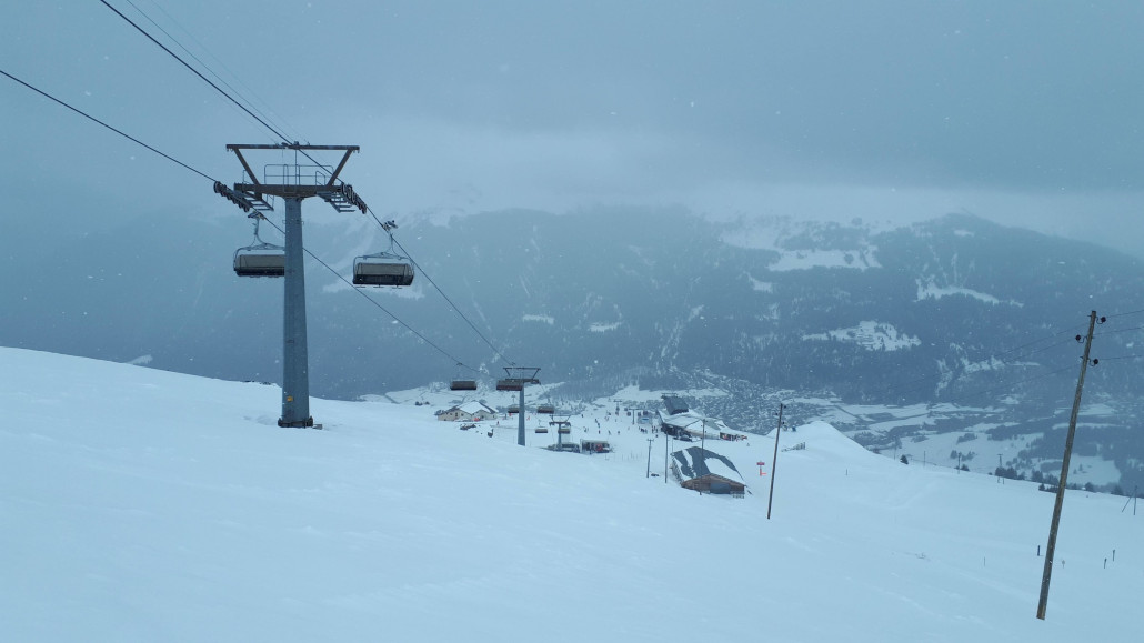 Etwa gegen 15 Uhr kam sehr starker Wind auf, und die Sessel des 6er Piz Martegnas schaukelten schon sehr. Daher meine direkte Reaktion: Jetzt nochmal hoch, bevor der geschlossen wird...