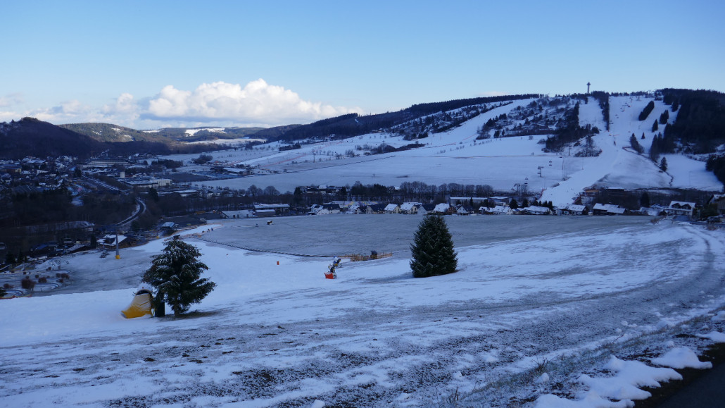 Nach dem Schneefall von der bereits geschlossen 6KSB Blick zurück auf den Ettelsberg. Jetzt war wieder alles weiß...