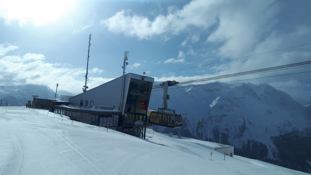 Ich wollte direkt zum Piz Nair, aber leider ging die Bahn nach der ersten Betriebsfahrt nicht auf. Ich stand zweimal vor dem gesperrt Schild in der Talstation, obwohl es laut Plan um 8:45 losgehen sollte.