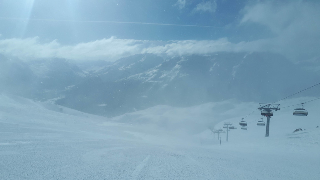 Beim Trais Fluors hat es auf die schwarze Abfahrt viel Schnee geweht. Im Lift bläst der WInd auch ordentlich, aber zum Glück etwa parallel zur Bahnachse.