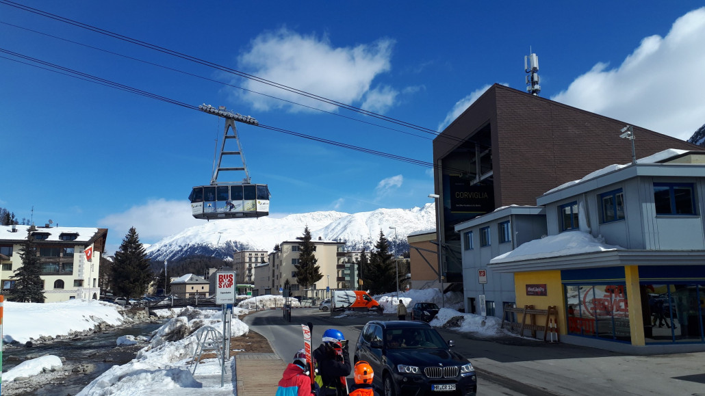 Nun geht es um kurz vor 12 Uhr per Bus auf Corvatsch. Alle 10 Minuten fährt ein gratis Bus direkt vom Ende der Piste ab - perfekt!