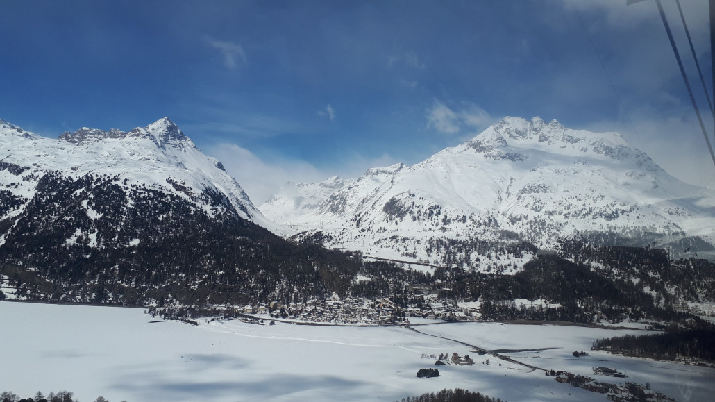 Julier aus der Corvatsch Bahn aus. Dahinter hängen die Wolken im Tal, auch zum Teil in Savognin.