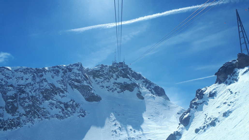 Spektakuläre Auffahrt auf 3300 Meter Höhe mit blauem Himmel!