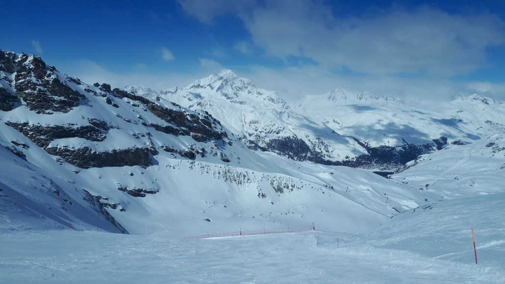 Und um 13 Uhr ist die Piste immer noch fast perfekt. Es ist auch allgemein nicht sehr voll heute, trotzdem ist die obere Pendelbahn Sektion immer gut ausgelastet.