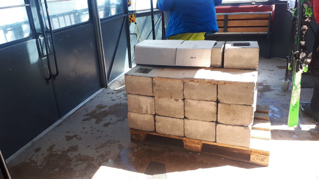 Alle 3 Pendelbahnen auf Corvatsch sind heute wegen WInd mit Extraballast beladen.