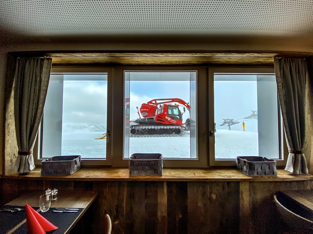 Unser Tisch ist schon gedeckt. Lustig, dass er mit Namen angeschrieben ist, obwohl wir die einzigen Gäste sind.