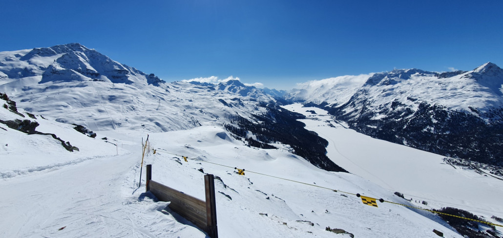Die Piste am Beginn der Hahnenseeabfahrt war Nachmittags noch fast unberührt. Wenn der Lift nur nicht so langsam wäre.....