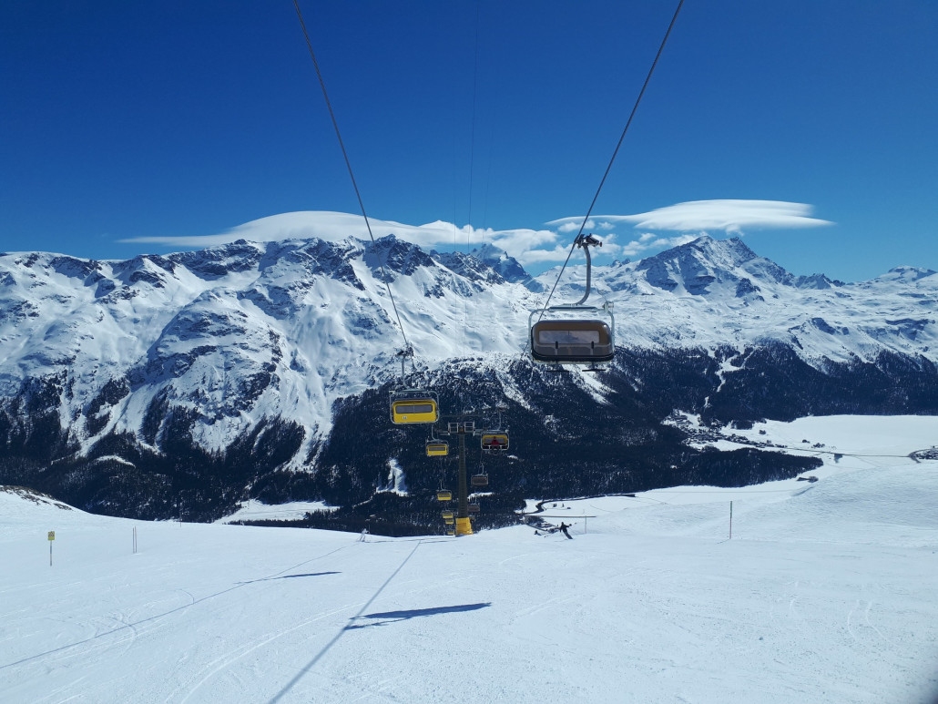 Eine richtig tolle Piste die ich gestern verpasst habe: Entlang der Sesselbahn Randolins–Munt da San Murezzan ist auf der roten 1 und 2 quasi nichts los und man kann ungestört durch carven. Herrlich!