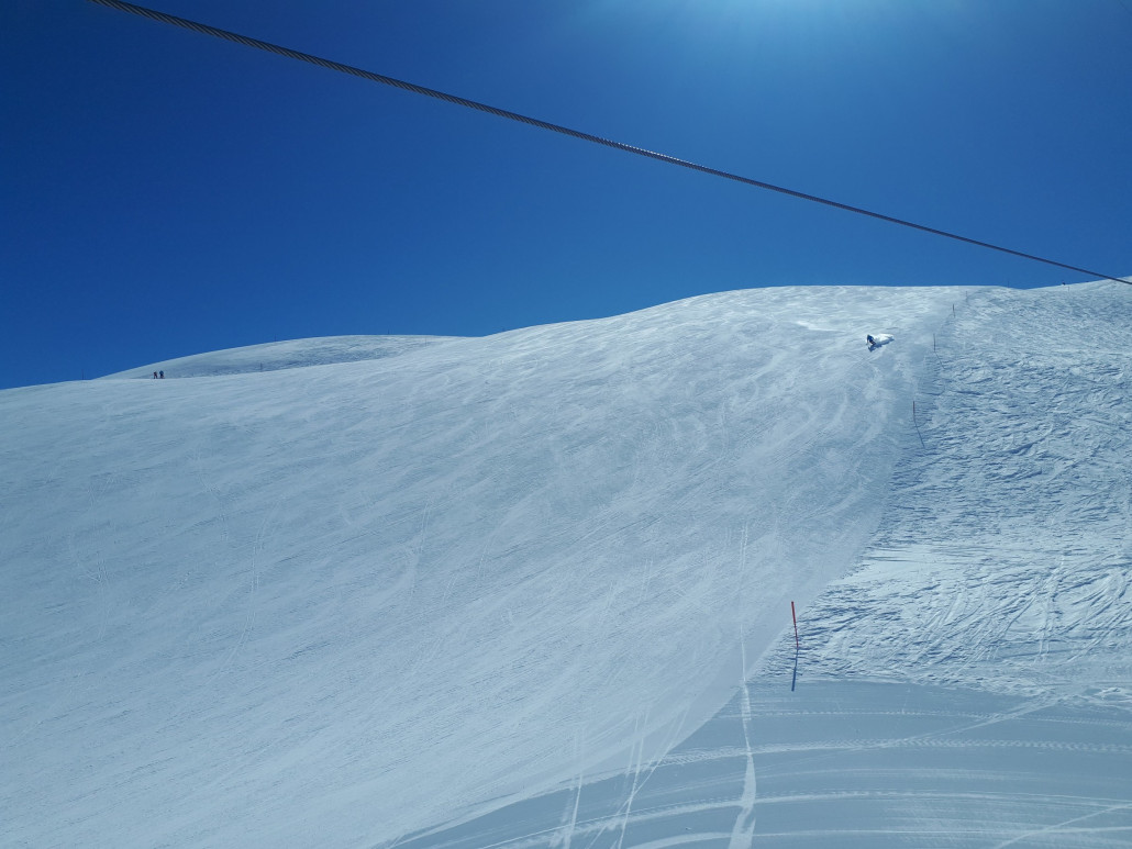 Und dann dieses "surreale" Bild von der roten 15 am Platteau Nair: Hier würde ungefähr ein Viertel der Breite "ausreichen" und trotzdem legt man sich hier auch für weniger Gäste ins Zeug und zaubert eine, bis in den späten Nachmittag hinein immer noch, perfekte Carving Piste! Das ist wirklich Luxus!
