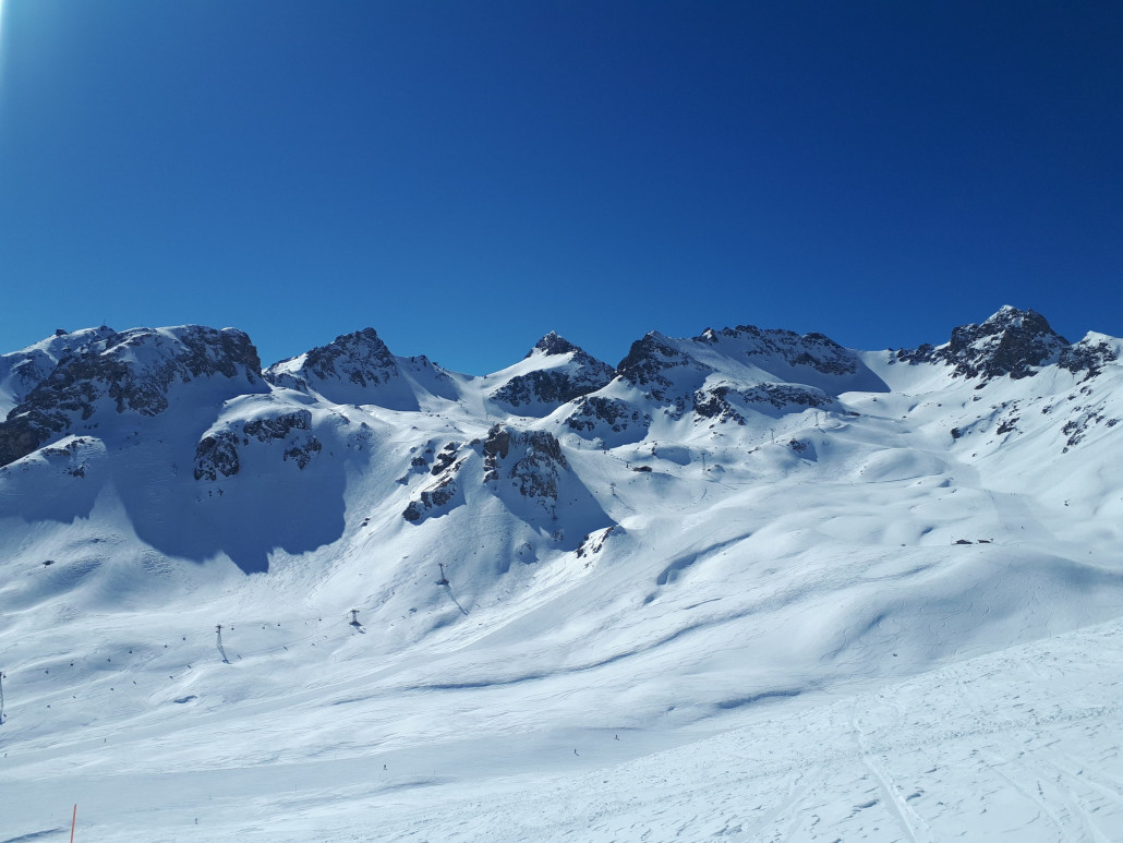 Als nächstes geht es in Richtung Fuorcla Grischa. Man sieht schon schön links der Bildmitte die "Tiefschnee" Rinne in der ich nun gleich fahren will.