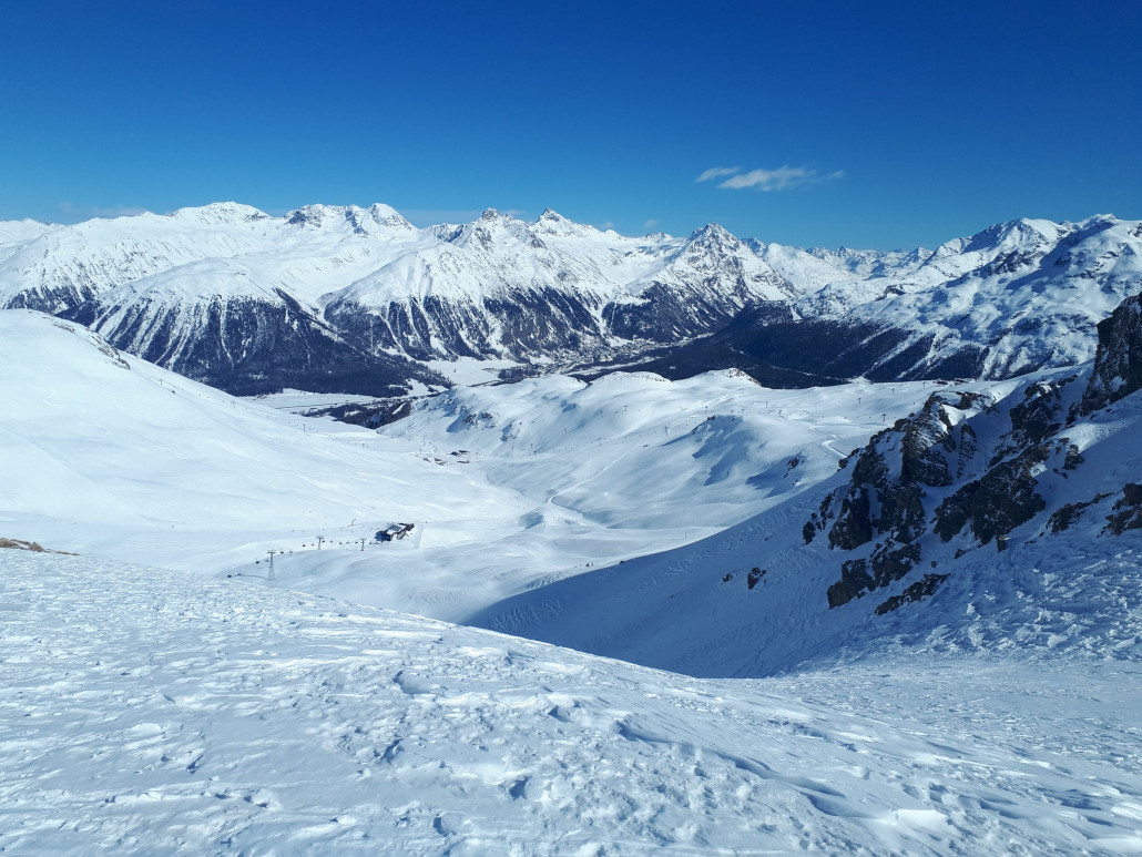 Man kommt von der schwarzen 18 entweder von unten mit einem kleinen Anstieg oder von oben ohne Anstieg mit einem Schrägweg zum Startpunkt.