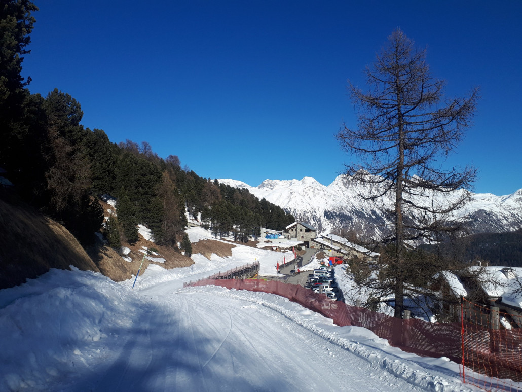 Um den Tag noch voll auszunutzen (die Lifte schließen fast alle um 16 Uhr) hier noch die Zufahrt zur Standseilbahn, die noch bis 16:20 Uhr fährt, und auch noch zum Teil die schönen Pisten an der Salastrains–Munt da San Murezzan Sesselbahn erschließt.