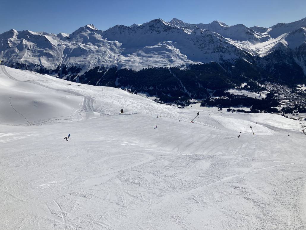 Lavoz. Hier legte ich einige Wiederholungsfahrten ein, da es zu Beginn noch wenig los war. Die Pisten waren genial: leer, griffig und sauber hergerichtet.