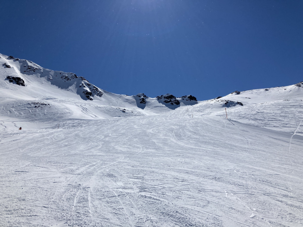 Rothorn. Ich fuhr drei Mal hintereinander aufs Rothorn. Dies, weil der Schnee oben ein Traum, der Andrang gering und auch die Weisshornmulde tipptopp war. Weiter finde ich die Aussicht da oben phantastisch und die Pistentopographie vom Gipfel zur Galerie gefällt mir, wenn diese auch etwas kurz ist.