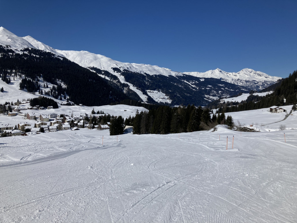 Abfahrt nach Parpan. Ich bevorzuge im unteren Bereich jeweils die hier zu sehende blaue Variante aussen rum.