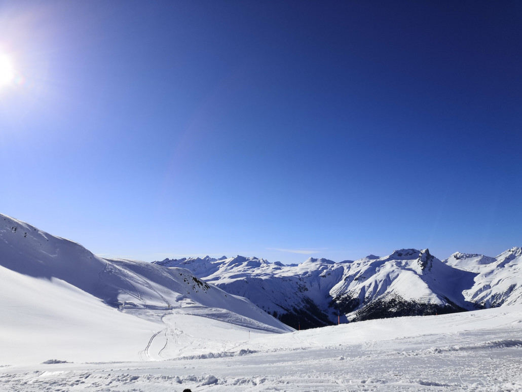 Ausblick von der Nüllibar, hier ist die Pistenkontrolle pünktlich und konsequent (im Gegensatz zum Saanenland).
