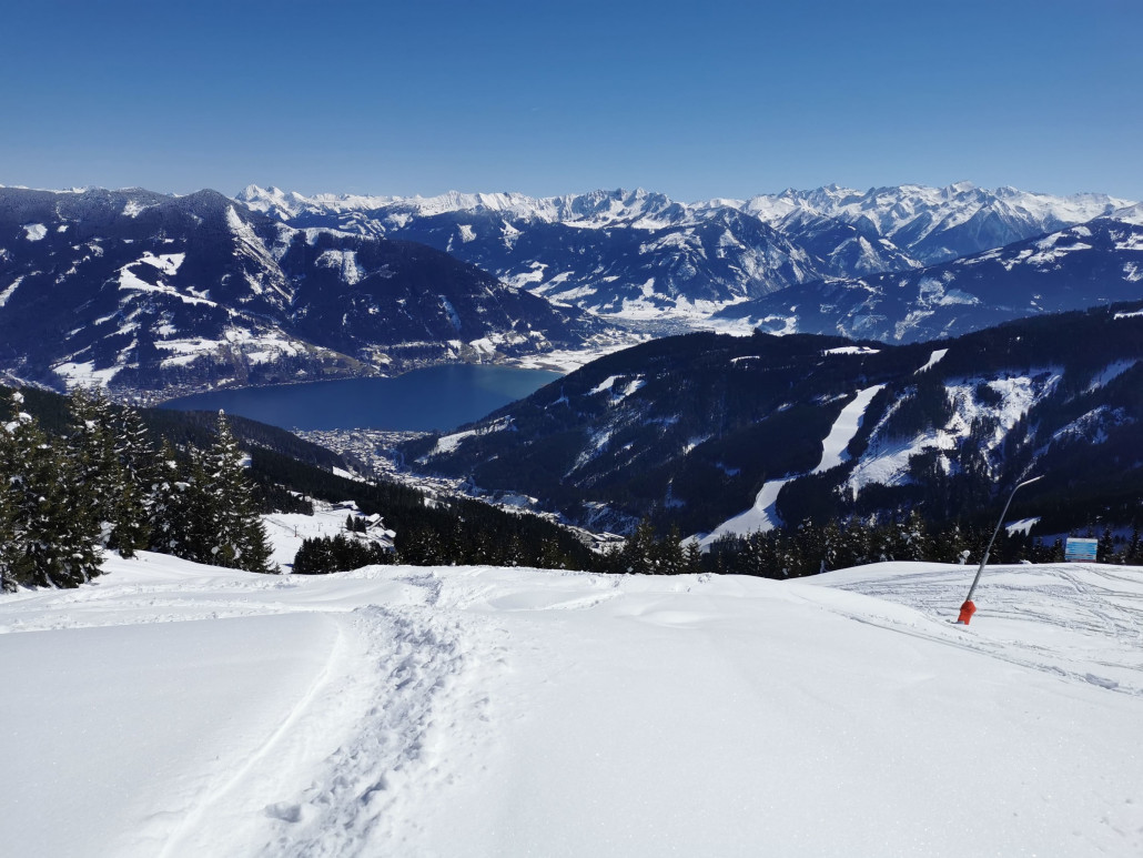 Die Südabfahrt ist zwar geschlossen, aber fahrbar. Wobei im unteren Teil die Straße schon geräumt ist.