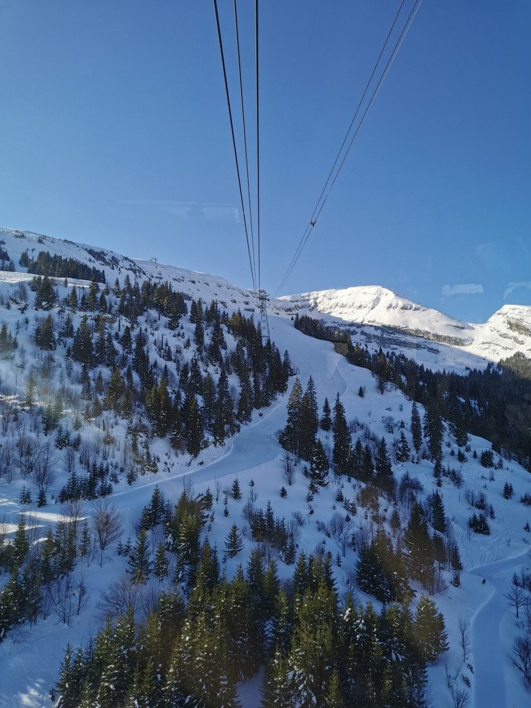 Die geniale Simon-Amann Piste 3 aus der Seilbahn. Perfektes Gefälle für schnelle Schwünge.