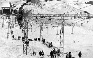 Der bald zu demontierende WSO-Doppellift (1980, kurz nach der &amp;quot;Verdoppelung&amp;quot;) - der einzige Ort, an dem ich je gesehen habe, dass die WSO-Gehänge aus den 60ern mit Langbügeln ausgestattet wurden - keine gute Idee &amp;gt; Ruck! (Archiv Bergbahnen Se