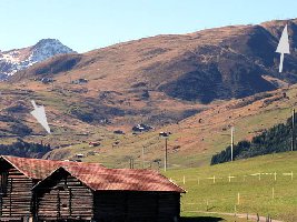 Talstation (Fundament schon betoniert) und voraussichtliche Bergstation der neuen Sesselbahn Mulinatsch-Cuolm Val