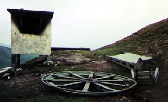 Wenn wir schon bei Müller-Anlagen sind... Demontage des alten Liftes Oberalp-Calmut 1987 (Quelle: Archiv Bergbahnen Sedrun)