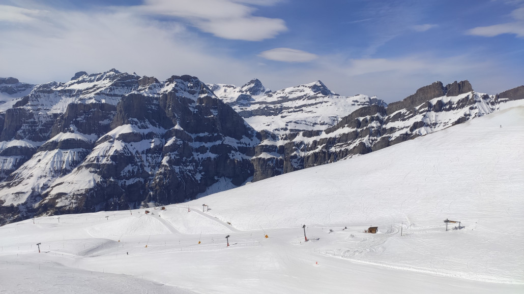 Skilifte und Blick zur Gemmi