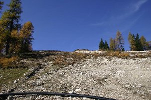 Neuer, kurzer Pistenabschnitt von der Bergstation der neuen Bahn direkt zur Spitzeggabfahrt. An der Scheileitung wird gerade gearbeitet.
