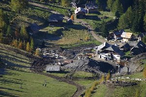 Zoom zur Schartenalm. Dort wird immer noch betoniert, die sollten sich lieber beeilen!