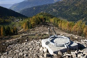 Fertig betoniertes Stützenfundament und die neue 'direkte' Piste: