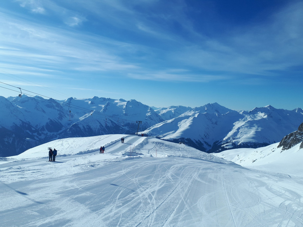 Oben am Schlepplift auf 2800 Metern ist der Schnee griffig