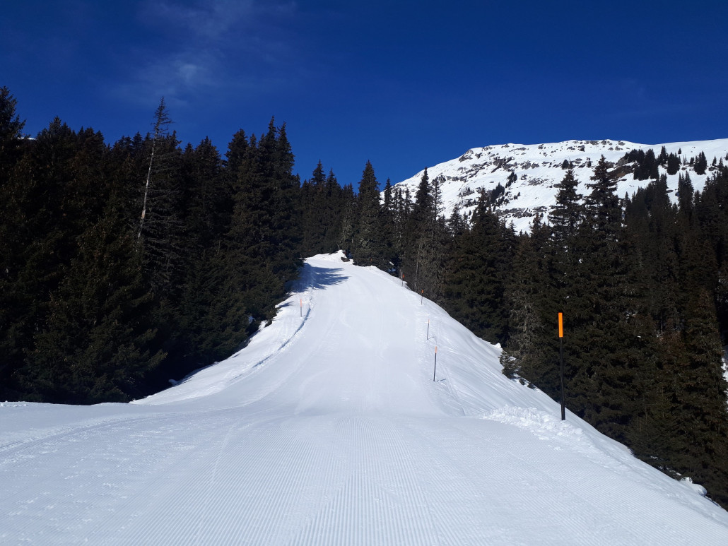 Die schwarze Talabfahrt ist gesperrt, aber hier oben trotzdem präpariert. Aktuell ist der Schnee auf die Minute genau perfekt angefirnt! Das waren die besten Schwünge heute!