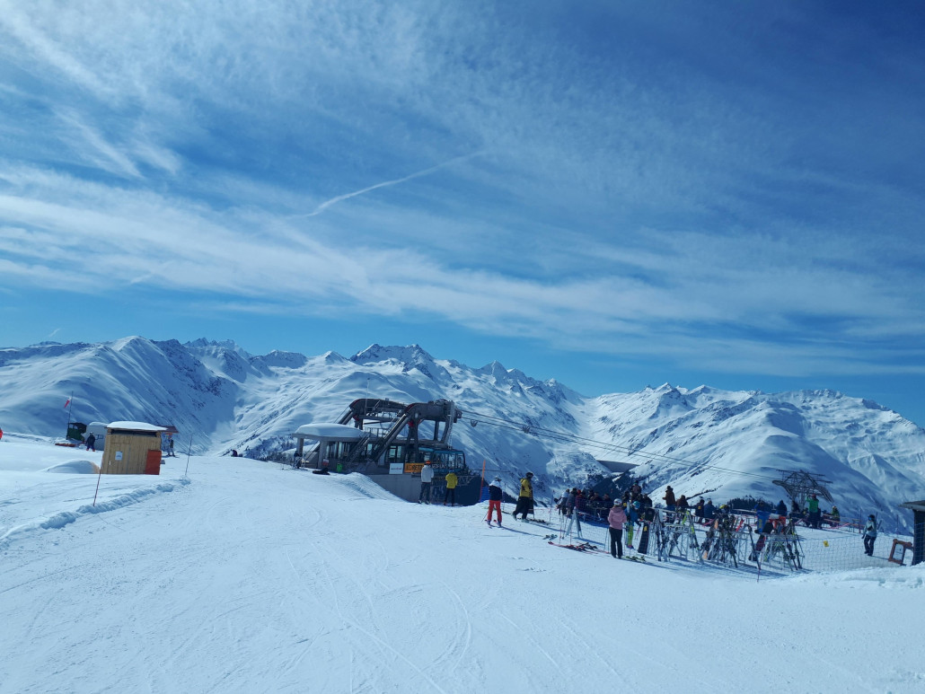 An der neuen Verbundungs Pendelbahn nach Sedrun, wie war das nochmal mit der Außengastronomie?