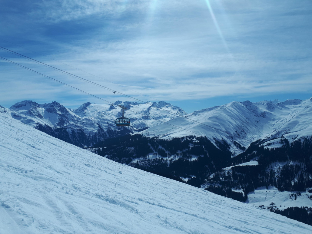 Seilbahen nach unten Fahren ist ein NoGo. Daher auf die gesperrte gelbe Piste, den Spuren der anderen Skifahrer hinterher.