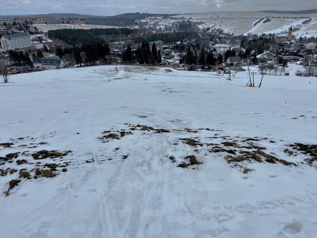 Die Querwege auf der talwärts linken Seite des Haupthang (Piste 8) sind noch so eben passierbar, heute fand sich hier und da eine Durchfahrt