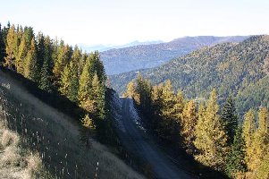 Zu dieser 'Piste' schrieb Schwaob: Eine neue Piste war schon Mitte August fertig, sie geht von der Bergstation Brunnach um den Spitzegg in Richtung Scharte, ist ein etwas breiterer Ziehweg!