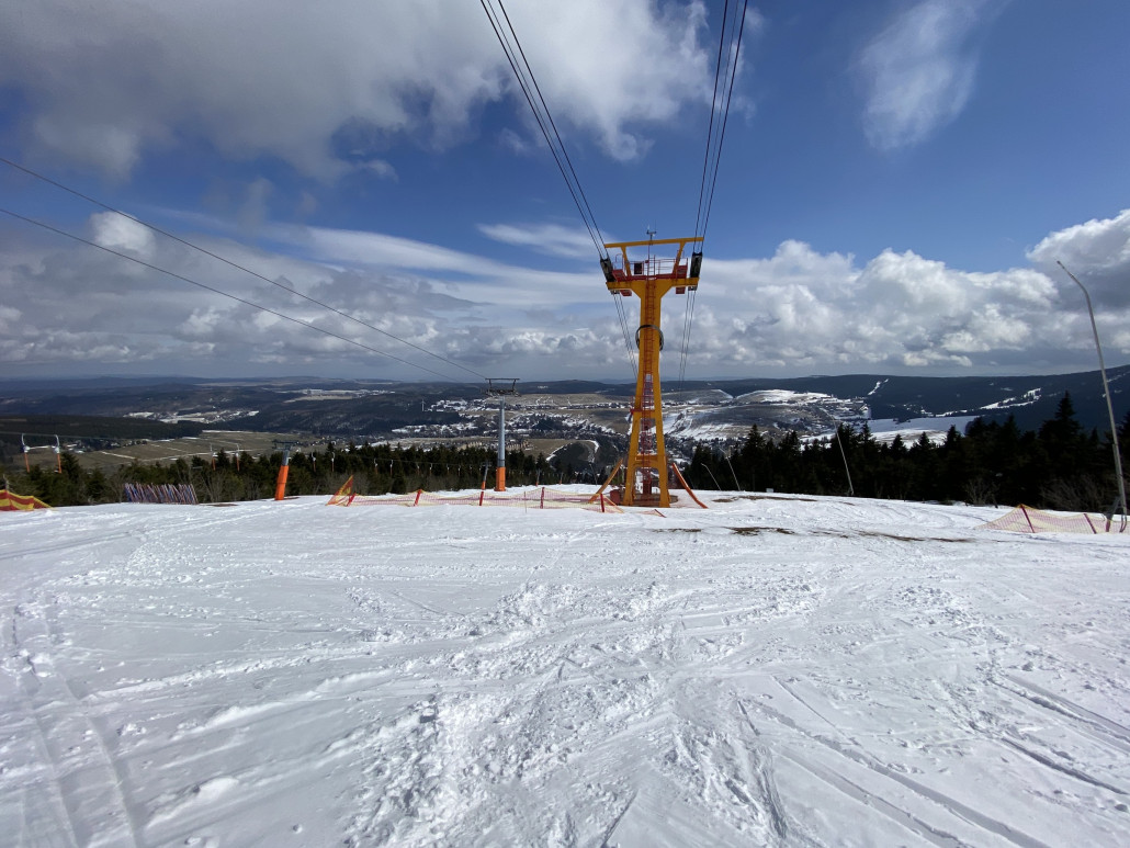 Die Absperrung auf der Rennstrecke bietet inzwischen ausreichend Zugänge, auch bei der Zufahrt vom Plateau muss man derzeit keinen Feindkontakt befürchten