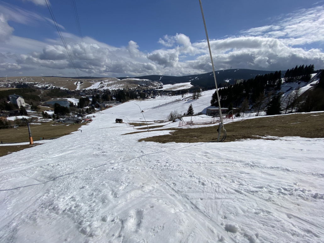 Im Zielhang knabbert die Sonne am meisten weg und die Auflage hat nur noch wenig Reserven