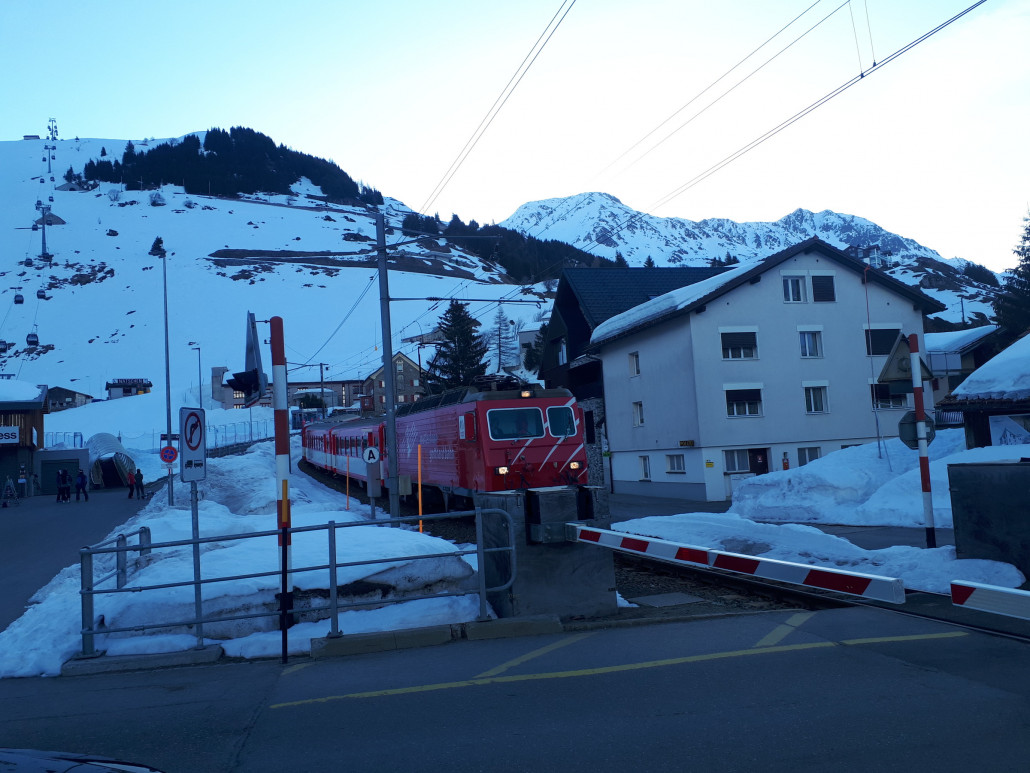 Unten in Andermatt wartet man dann am Bahnübergang auf seinen vorherigen Zug :D