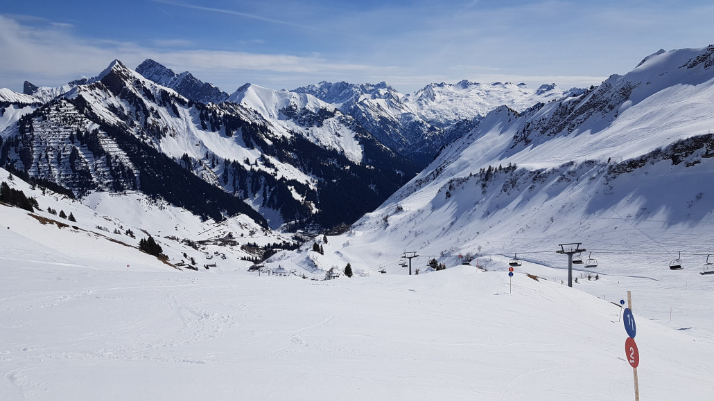 Sehr ruhig, ggf war am Vormittag mehr los. So hatte man die Pisten für sich alleine, während man sie sich in Damüls teilen muss