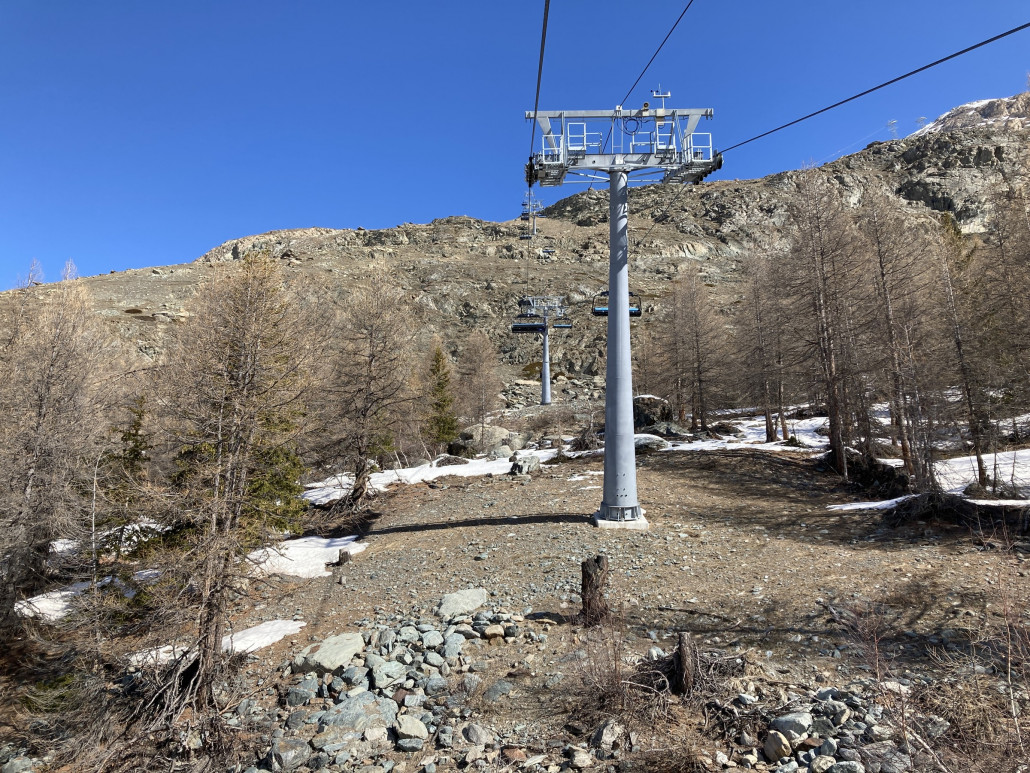 Hublot-Express. Faszinierende Streckenführung. Der Hang hat wenig Schnee. Frage: Hat es hier im Hochwinter mehr Schnee? Aufgrund der Steilheit und Exposition vermute ich, dass es generell schnell ausapert.